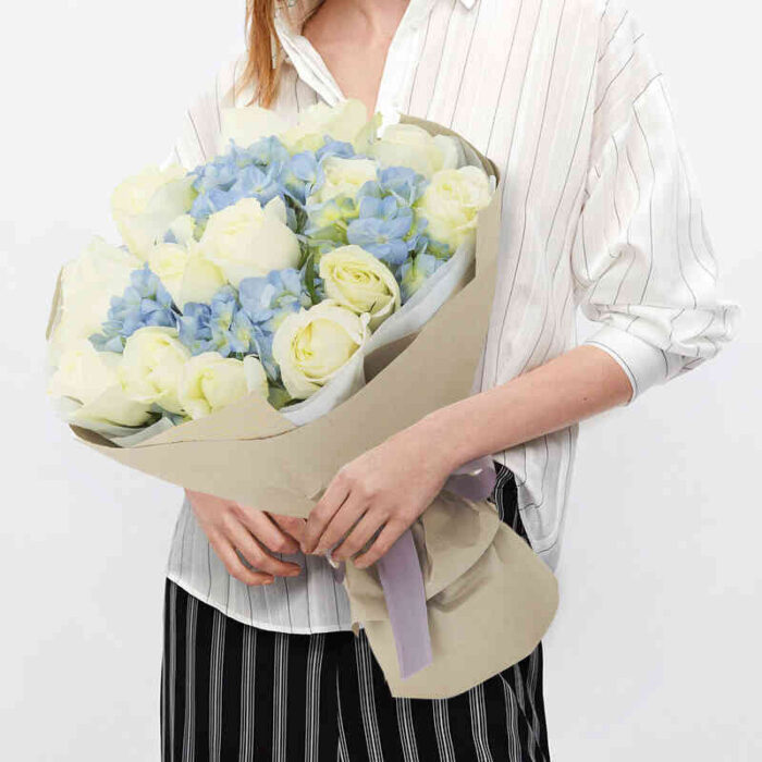 Bó hoa cẩm tú cầu xanh kết hợp cùng hoa hồng trắng