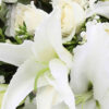 Bó hoa huệ cùng hoa hồng trắng