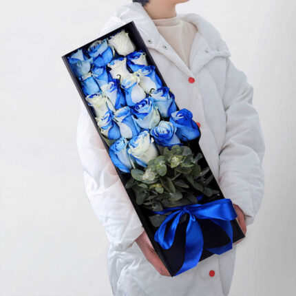 Hoa chính: 19 bông hồng bầu trời, 5 lá Eugali, hộp quà hình chữ nhật màu đen cao cấp, nơ màu xanh đậm