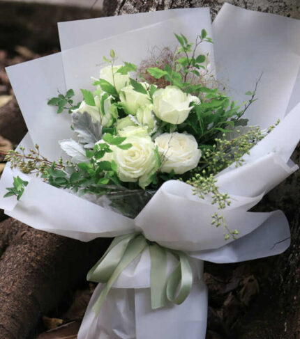 Bó hoa hồng trắng nhạt tinh tế