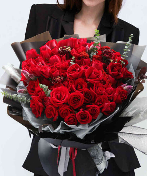Bó hoa hồng đỏ giấy đen