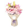 Bó hoa cẩm chướng bột và hoa loa kèn nước hoa