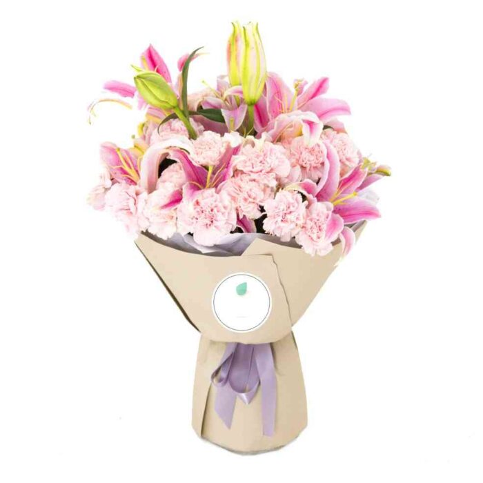 Bó hoa cẩm chướng bột và hoa loa kèn nước hoa