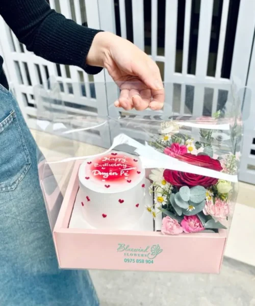 Hoa và bánh sinh nhật