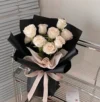 bó hoa hồng trắng gói giấy đen