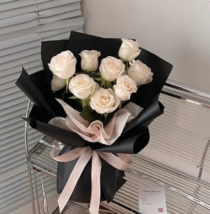 bó hoa hồng trắng gói giấy đen