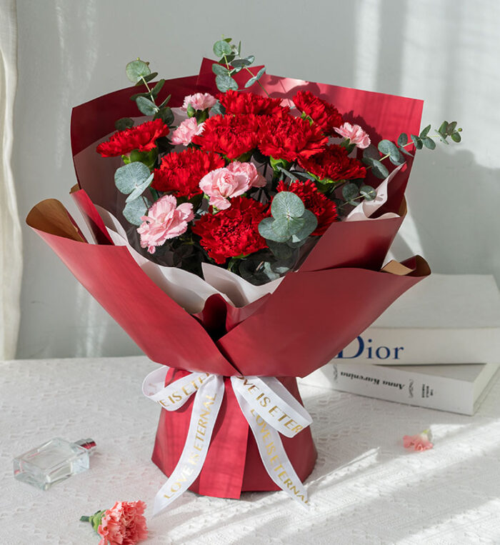 Bó hoa Cẩm Chướng màu đỏ và hồng chúc mừng cho các dịp đặc biệt